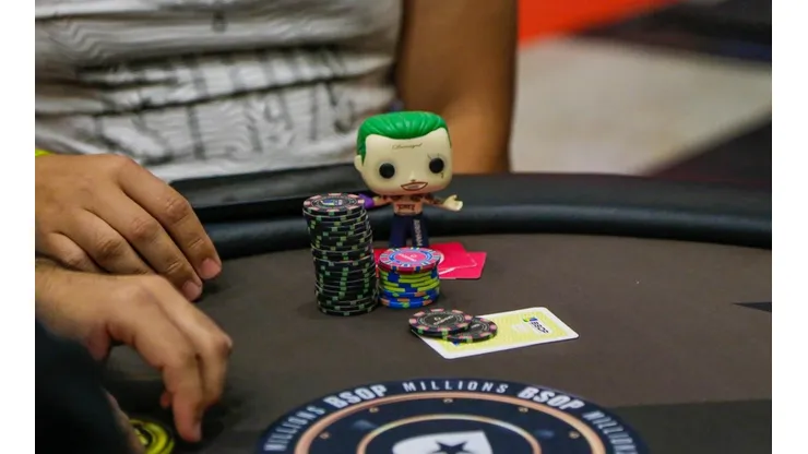 Boneco do Coringa como protetor de cartas (Foto: BSOP)