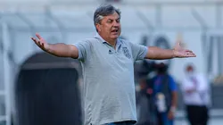 Gilson Kleina, técnico da Ponte Preta (Foto: Diogo Reis/AGIF)