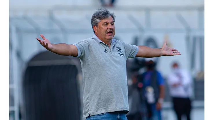 Gilson Kleina, técnico da Ponte Preta (Foto: Diogo Reis/AGIF)