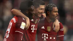 Alexander Hassenstein/Getty Images - Robert Lewandowski comemora gol com Alphonso Davies e Serge Gnabry.