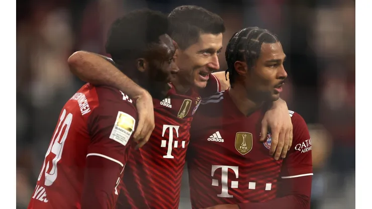Alexander Hassenstein/Getty Images - Robert Lewandowski comemora gol com Alphonso Davies e Serge Gnabry.