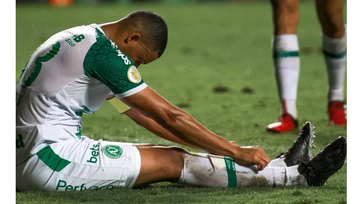 Alessandra Torres/AGIF - Joilson jogador do Chapecoense lamenta derrota ao final da partida contra o América-MG.