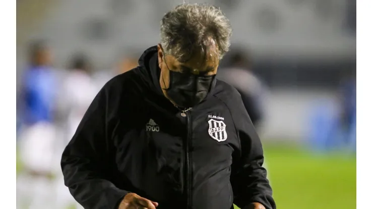 Gilson Kleina, técnico da Ponte Preta (Foto: Rogério Capela/AGIF)