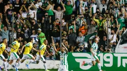 Foto: Luiz Erbes/AGIF/ Jogadores comemorando o gol com a torcida do Juventude