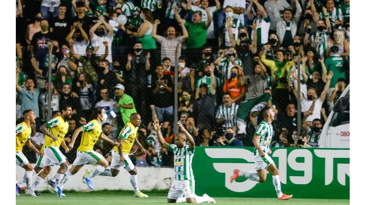 Foto: Luiz Erbes/AGIF/ Jogadores comemorando o gol com a torcida do Juventude