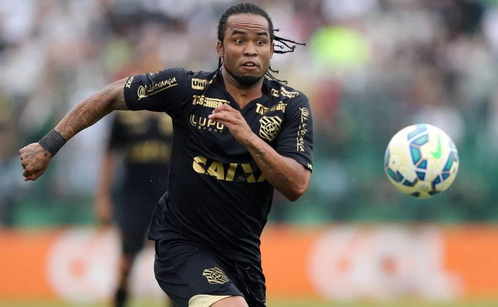 Foto: Cristiano Andujar/AGIF | Carlos Alberto com a camisa do Figueirense