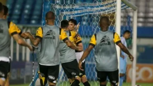 Foto: Fernando Torres/AGIF/ Jogadores do Criciúma comemorando gol.