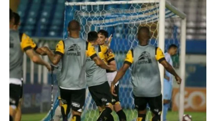 Foto: Fernando Torres/AGIF/ Jogadores do Criciúma comemorando gol.