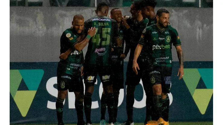 Alessandra Torres/AGIF - Jogadores do Coelho comemorando gol no Independência.