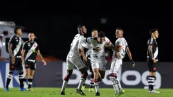 Thiago Ribeiro/AGIF - Marcinho jogador do Vitoria comemora seu gol com jogadores do seu time durante partida contra o Vasco