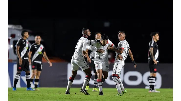 Thiago Ribeiro/AGIF - Marcinho jogador do Vitoria comemora seu gol com jogadores do seu time durante partida contra o Vasco