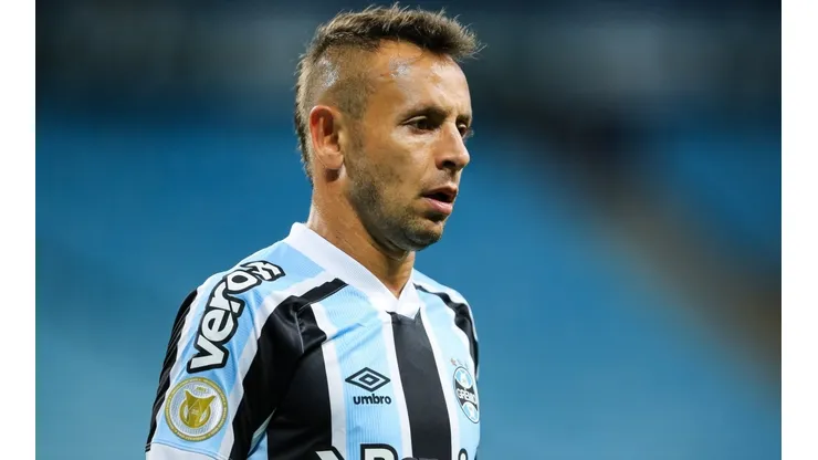 Foto: Pedro H. Tesch/AGIF - Rafinha está praticamente rebaixado com o Grêmio e não interessa ao Coritiba