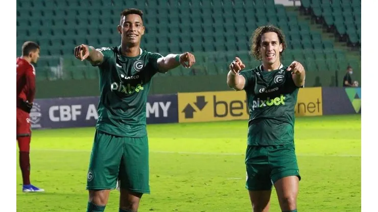 Foto: Rosiron Rodrigues – Goiás E.C - Alef Manga (à esq.) foi um dos destaques do Goiás na Série B com 10 gols e 4 assistências