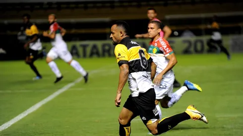 Foto: Caio Marcello/AGIF/ Hélder, do Criciúma, é eleito o melhor lateral-esquerdo do Campeonato Brasileiro da Série C