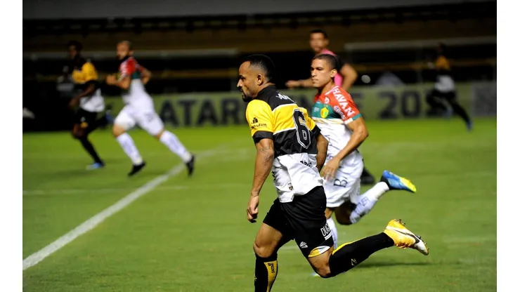 Foto: Caio Marcello/AGIF/ Hélder, do Criciúma, é eleito o melhor lateral-esquerdo do Campeonato Brasileiro da Série C