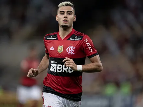 Andreas Pereira recebe apoio da Raça Rubro-Negra em chegada ao CT; assista