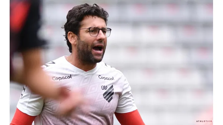 Foto: Gustavo Oliveira/athletico.com.br/Divulgação - Valentim: não conta com zagueiro para o próximo ano