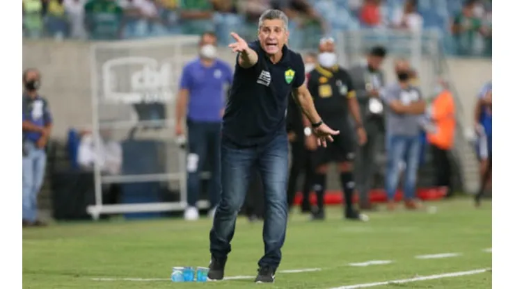 Jorginho sob o comando do Cuiabá (Foto: GIl Gomes/AGIF)
