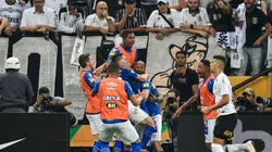 Foto Getty Images - Cruzeiro festeja a Copa do Brasil contra o Corinthians, no estádio do rival.