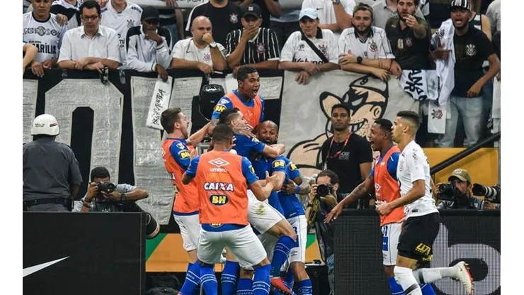 Foto Getty Images - Cruzeiro festeja a Copa do Brasil contra o Corinthians, no estádio do rival.