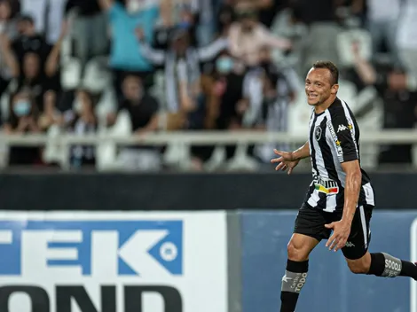 Torcida do Botafogo faz coro para que Carlinhos fique no clube para Série A