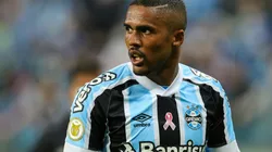 Foto: Pedro H. Tesch/AGIF - Douglas Costa tem contrato no Grêmio até o meio de 2022