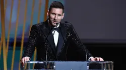 Aurelien Meunier/Getty Images - Messi discursando após mais uma conquista pessoal.