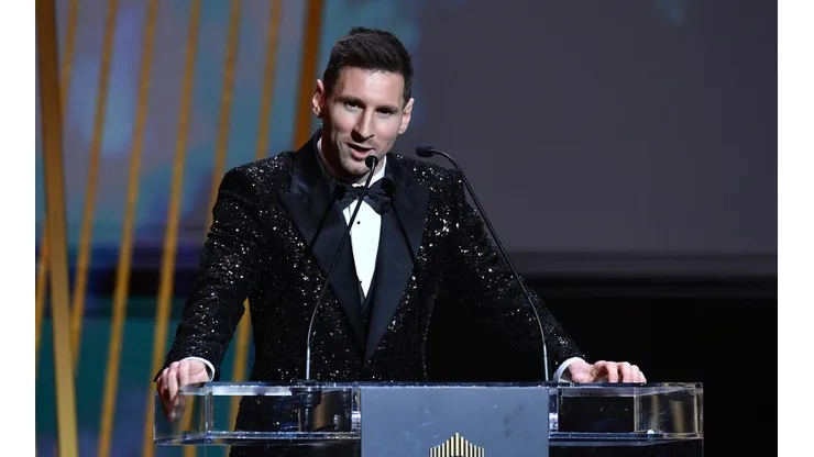 Aurelien Meunier/Getty Images - Messi discursando após mais uma conquista pessoal.