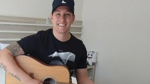 Foto: Arquivo pessoal - Jackson Follmann tocando violão. Ex-jogador virou músico e palestrante