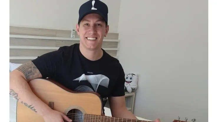 Foto: Arquivo pessoal - Jackson Follmann tocando violão. Ex-jogador virou músico e palestrante