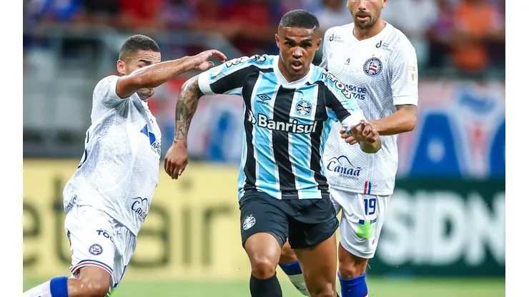 Foto: Lucas Uebel/Grêmio/Divulgação - Douglas Costa: envolvido em especulações para deixar o Grêmio