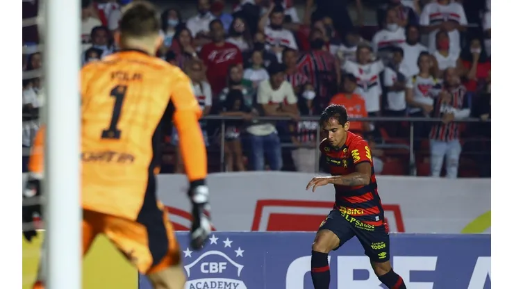 Foto: Marcello Zambrana/AGIF/ Rogério Ceni fala sobre Tiago Volpi no gol do São Paulo.