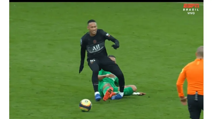 Neymar disse estar bem e afirmou que acidente faz parte da profissão