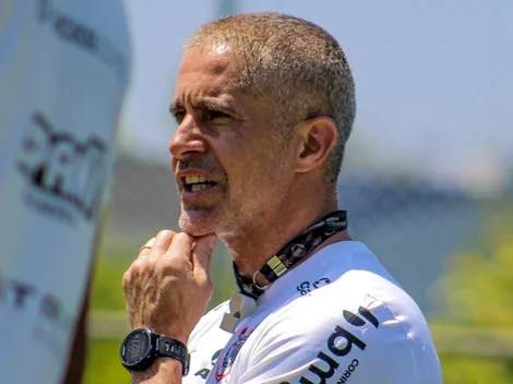 Sylvinho perde a linha após críticas sobre atacante do Corinthians