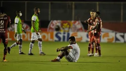Jhony Pinho/AGIF - Jogadores do Vitoria lamentam rebaixamento à Série C do campeonato Brasileiro.