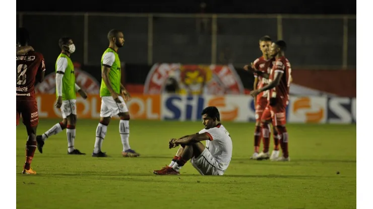 Jhony Pinho/AGIF - Jogadores do Vitoria lamentam rebaixamento à Série C do campeonato Brasileiro.
