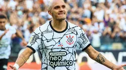 Fábio Santos comemora o gol de pênalti marcado contra o Athletico (Foto: Marcello Zambrana/AGIF)