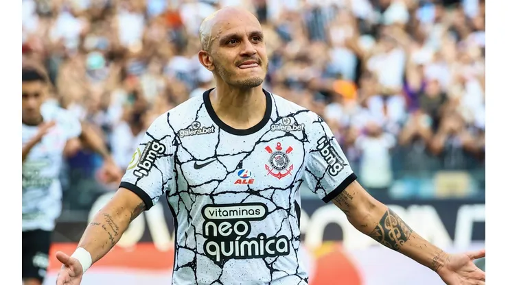 Fábio Santos comemora o gol de pênalti marcado contra o Athletico (Foto: Marcello Zambrana/AGIF)