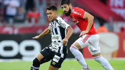 Jogadores de Inter e Santos disputam a bola dentro de campo (Foto: Pedro H. Tesch/AGIF)