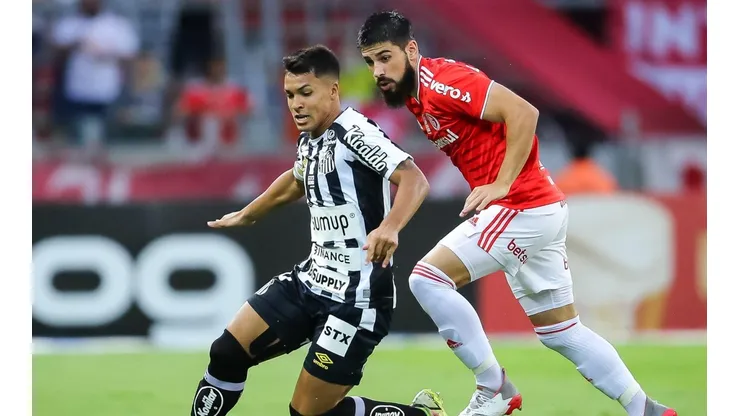 Jogadores de Inter e Santos disputam a bola dentro de campo (Foto: Pedro H. Tesch/AGIF)
