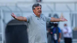 Gilson Kleina, técnico da Ponte Preta (Foto: Diogo Reis/AGIF)