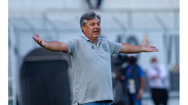 Gilson Kleina, técnico da Ponte Preta (Foto: Diogo Reis/AGIF)