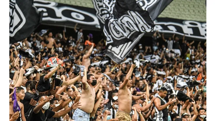 Foto: Kely Pereira/AGIF/ Torcida do Ceará na Arena Castelão.