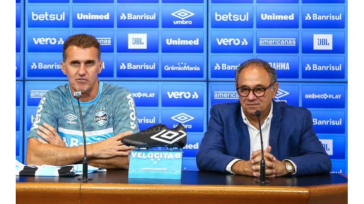 Foto: Lucas Uebel/Grêmio/Divulgação - Mancini e Dênis Abrahão: comissão técnica e diretoria devem afastar jogadores