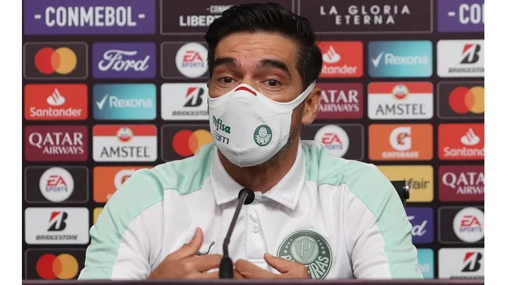 O técnico Abel Ferreira, da SE Palmeiras, durante coletiva de imprensa, no Estádio Centenário, em Montevidéu. (Foto: Cesar Greco)