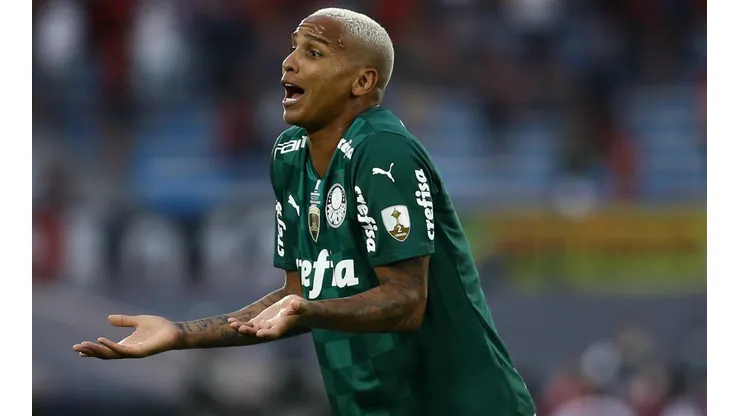 Foto: (Ernesto Ryan/Getty Images) - Deyverson foi um personagem à parte na final da Copa Libertadores