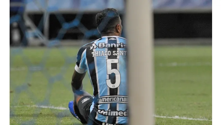 Thiago Santos lamenta derrota ao final da partida contra o Bahia no estádio Arena Fonte Nova (Foto: Jhony Pinho/AGIF)