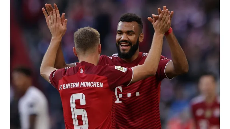 Adam Pretty/Getty Images - Eric Choupo-Moting e Joshua Kimmich, jogadores do Bayern.