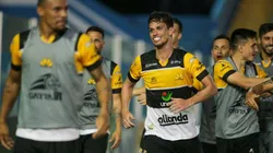 Foto: Fernando Torres/AGIF: Jogadores do Criciúma comemorando gol na Série C do Brasileirão.