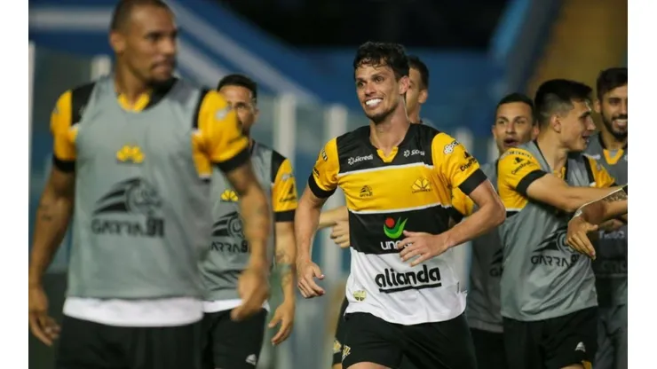 Foto: Fernando Torres/AGIF: Jogadores do Criciúma comemorando gol na Série C do Brasileirão.